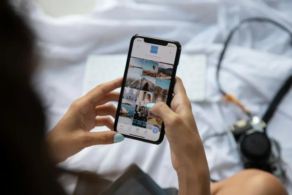 Seseorang menggunakan smartphone untuk membuat konten media sosial